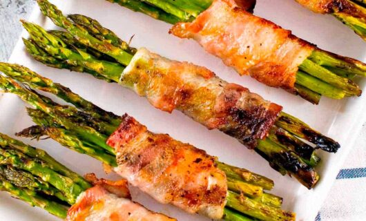 Grillet-asparges-med-bacon
