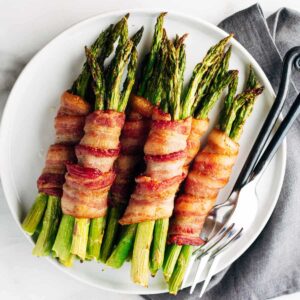 Grillede-asparges-med-bacon